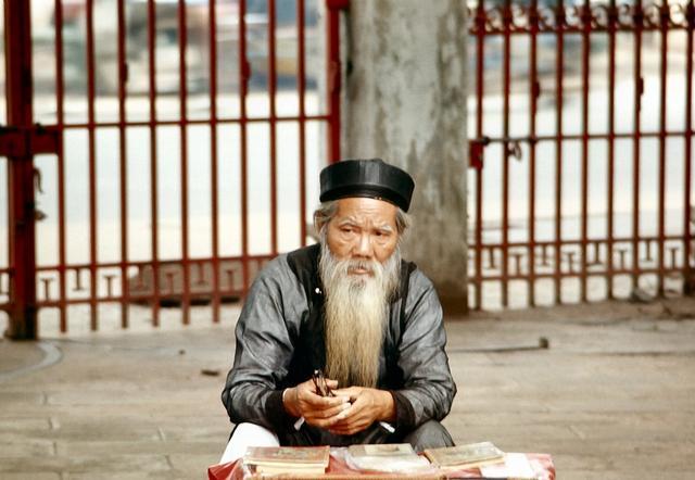 越南算命先生老照片:会看周易八卦和手相,常在庙会时出现