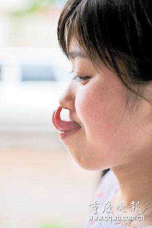 23岁女孩舌头能到鼻子和下巴