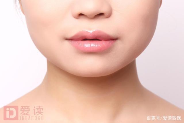 唇形特征:上唇的唇谷位于中央,两侧唇峰对称一致,并且到口角距离一样
