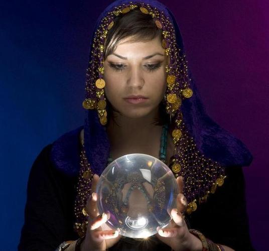 她有时是从水晶球里看到一些未来的图像,有的时候是在冥想中看到的
