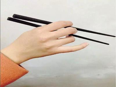 87%人不会用筷子!筷子拿法测性格,神准!