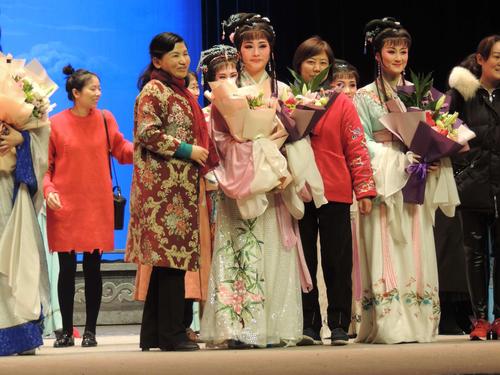早在一个月前得到消息,由上海越剧院方亚芬老师率众弟子前来岳阳演出