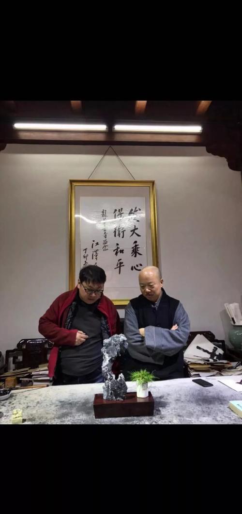 金泖渔村总经理蒋平向韩敏先生赠蒲林曦明先生在画桌上摆放的菖蒲