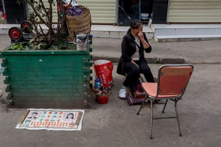 街拍昆明城中村年轻母亲背着小孩讨生活算命摊和擦鞋摊一样多