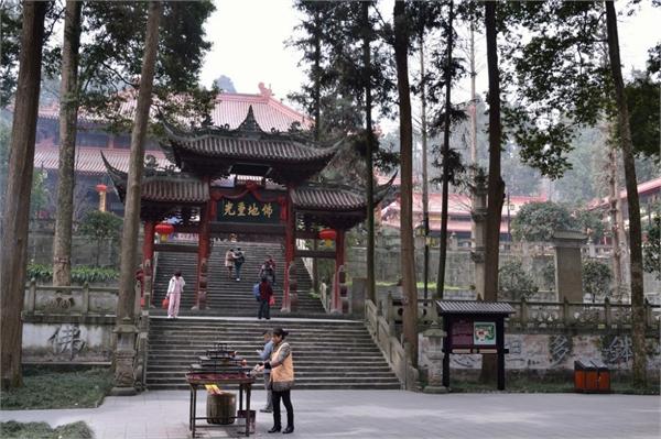 青城山普照寺位于深山的明星寺